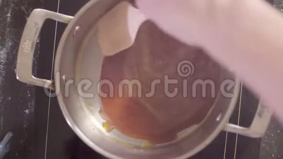将糖果手中的糖融化在锅里然后加入牛奶视频的预览图