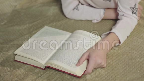 小女孩读一本关于冒险快乐童年梦想的有趣的书视频的预览图