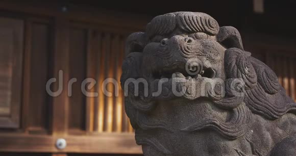 东京伊古萨神社的守护犬Komainu视频的预览图