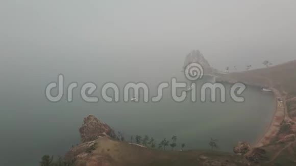 贝加尔湖奥克洪岛在夏天的沙曼卡雾从无人机视频的预览图