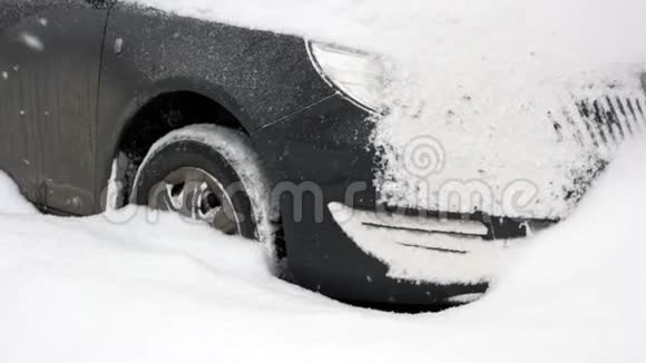 汽车陷在雪堆里的特写镜头视频的预览图