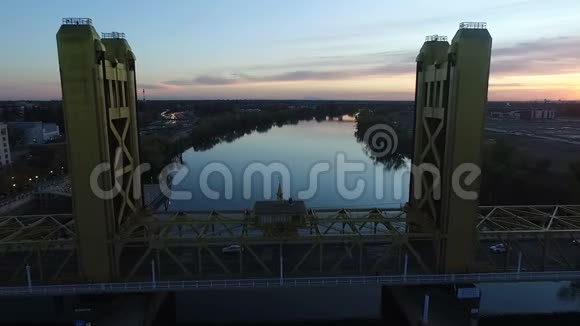 塔桥垂直电梯穿越萨克拉门托河日落视频的预览图