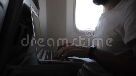 在飞机上的笔记本电脑上有一名乘客在出差视频的预览图