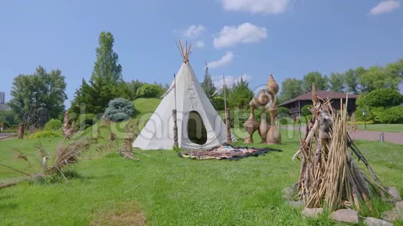 在绿色的草坪上美洲原住民住房美洲原住民帐篷视频的预览图