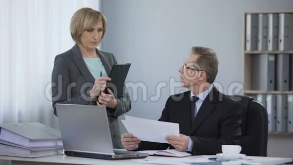 下属办公室的女人在和老板见面时感到不舒服工作不对视频的预览图