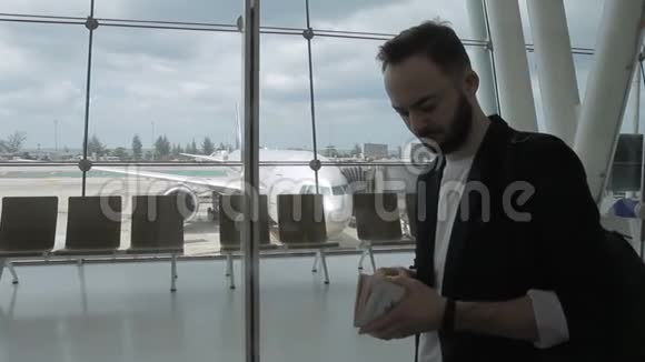 在机场旅行人员在候机室检查机票视频的预览图