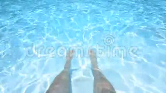男足在游泳池里水下视频的预览图