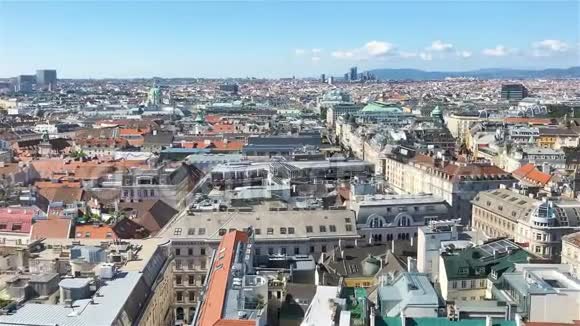 从圣斯蒂芬大教堂俯瞰奥地利首都维也纳斯蒂芬斯广场阳光明媚视频的预览图