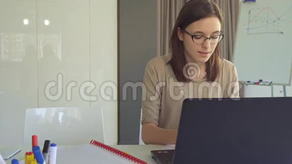 女孩在桌边打开日记视频的预览图