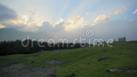 太阳在云层中的光线穿过山脉和森林格鲁吉亚视频的预览图