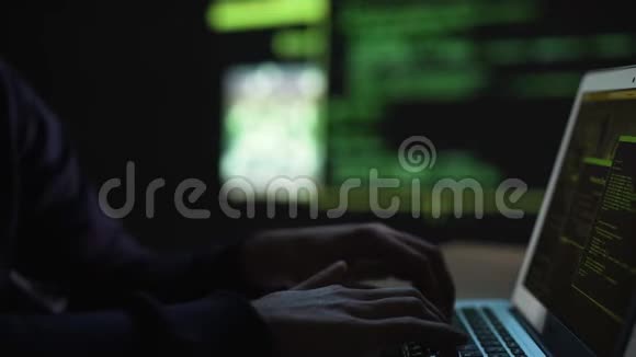 电脑怪人在私人服务器上搜索秘密信息拒绝访问视频的预览图