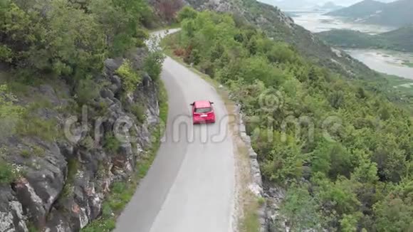 开车去山上美丽的夏日山路视频的预览图