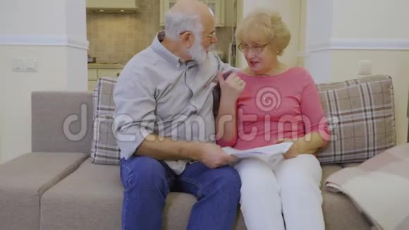 老人和妻子谈房租问题视频的预览图