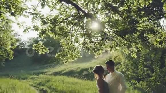 阳光下树林里的情侣视频的预览图