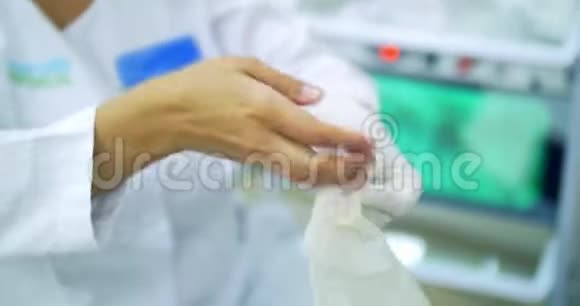医生戴上白色乳胶手套视频的预览图