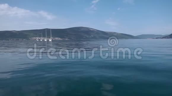 亚得里亚海上排列着四艘游艇视频的预览图