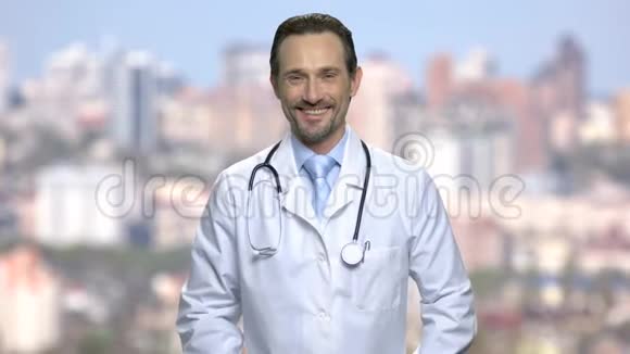 微笑成熟的医生放弃拇指视频的预览图