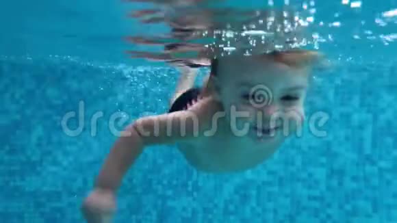 幼儿在游泳池水下潜水视频的预览图