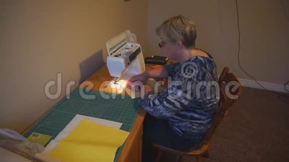成熟的女人熟练地用缝纫机缝被子视频的预览图