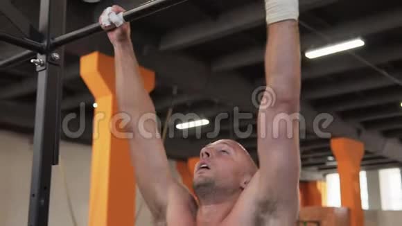 健身男子在健身房做酒吧肌肉锻炼视频的预览图