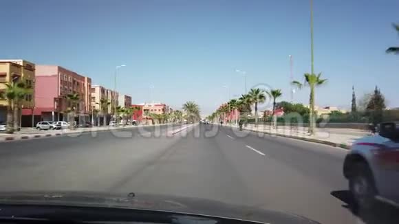 从大西洋沿岸摩洛哥非洲4k公路上行驶的一辆汽车上观看视频的预览图