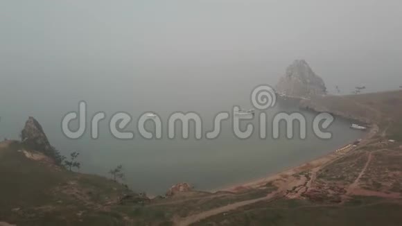 贝加尔湖奥克洪岛在夏天的沙曼卡雾从无人机视频的预览图