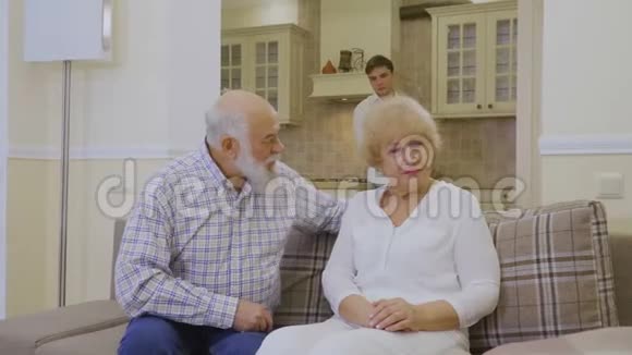 孙子在争吵时和爷爷奶奶讲和视频的预览图