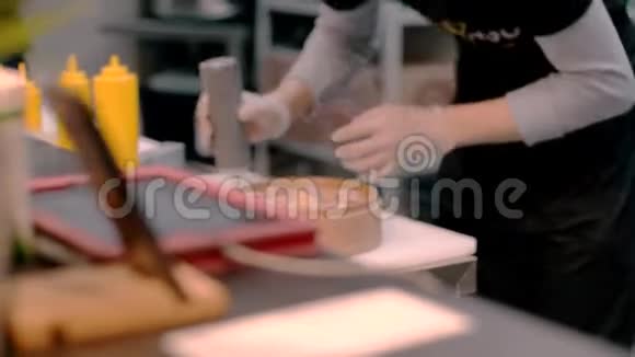 厨房里的厨师把酱汁放在寿司上从侧面中射做饭餐厅视频的预览图