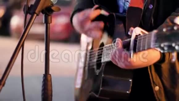 俄罗斯新西伯利亚2019年5月一位街头音乐家演奏吉他晚上为过路人唱歌视频的预览图