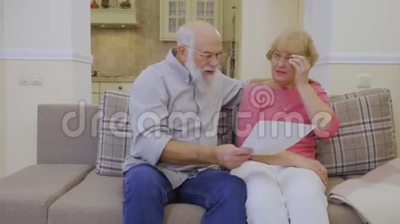 一位老人向妻子出示房租账单视频的预览图