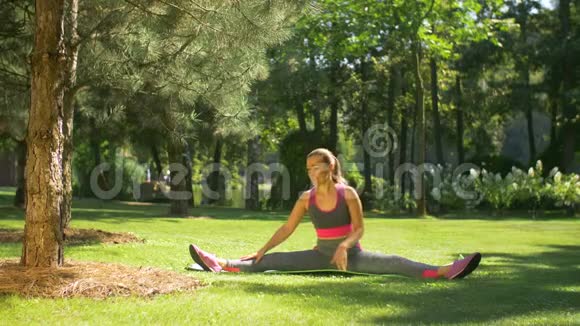 健身女性在公园做弹性运动视频的预览图