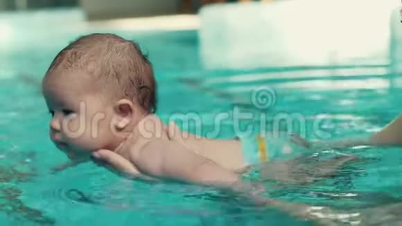 妈妈教宝宝游泳视频的预览图