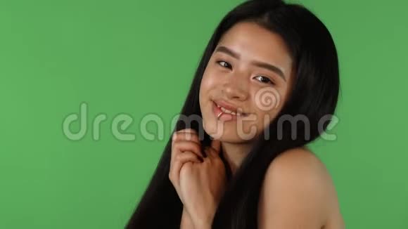 美丽的亚洲女人在绿色的月光下显得可爱和快乐视频的预览图