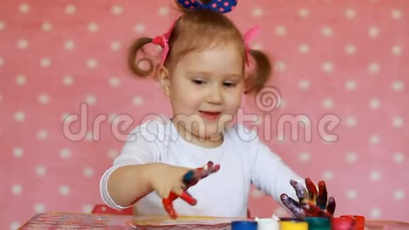 小女孩用刷子和油漆画画宝贝艺术古奇和油漆视频的预览图