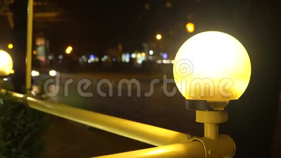 人们在晚城散步在路上开车晚上的城市傍晚的灯光闪闪发光视频的预览图