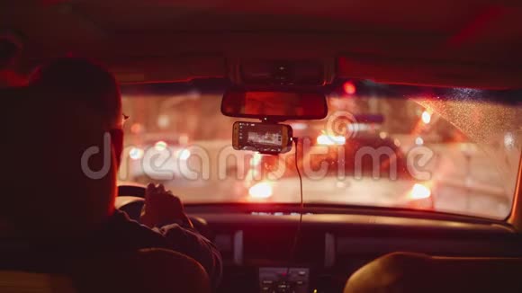 从交通堵塞的汽车上的脏挡风玻璃看城市视频的预览图