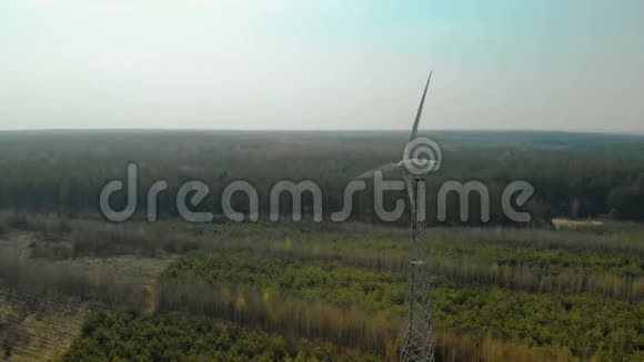 用旋转的三叶桨在单个风力发电机的弧形中飞行视频的预览图