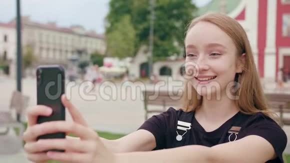 年轻红发女郎在城里做自拍视频的预览图