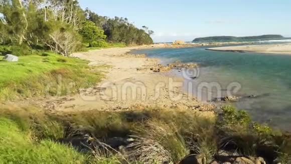 澳大利亚新南威尔士州贝特曼斯湾海滩和海洋的潘景视频的预览图