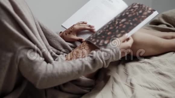 床上有杂志的女人视频的预览图