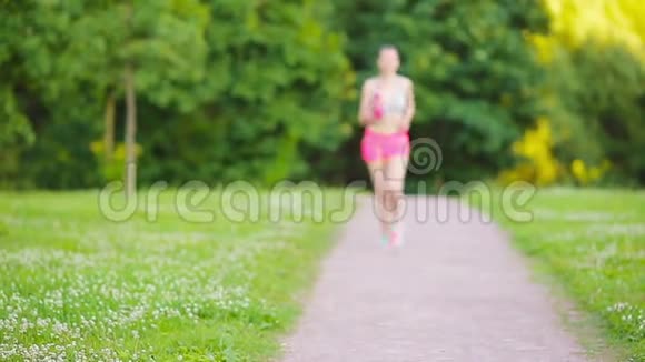 美丽的年轻运动女孩在户外跑步长跑运动员女子马拉松长跑户外训练视频的预览图