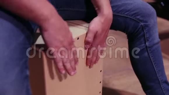 音乐家的手与弗拉门戈盒子鼓视频的预览图