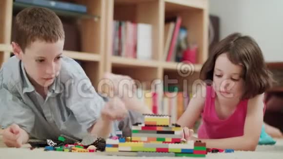 两个孩子在家玩乐高积木视频的预览图