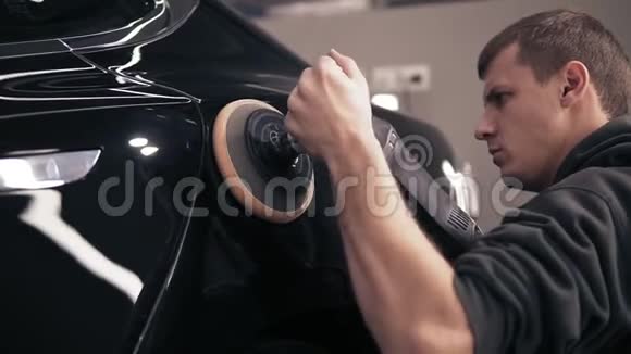 摩擦黑色汽车以达到完美的眼光与抛光马什年轻男性自动转换代表视频的预览图