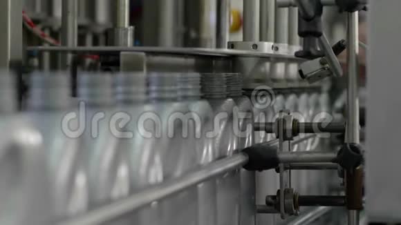 发动机充油机一排灰色塑料瓶在工厂的移动输送线上视频的预览图