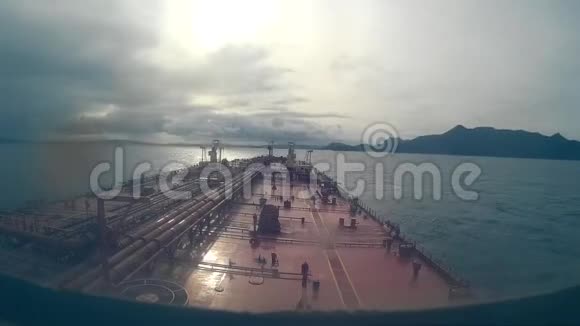 油轮驶往石油码头新兹兰温加雷视频的预览图