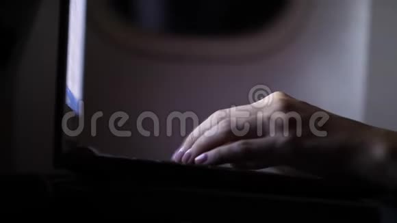 女商人晚上在客机上工作双手合拢视频的预览图
