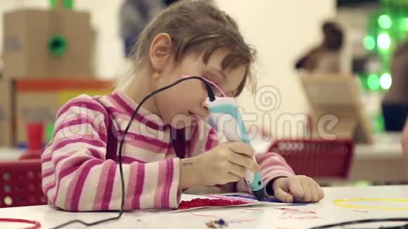 女孩用3D笔画画视频的预览图