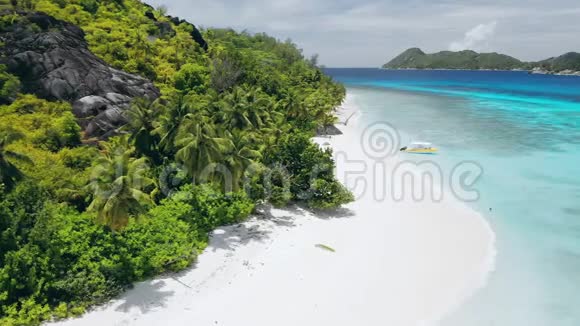 空中无人机4k镜头的热带天堂海滩与完美的白沙和绿松石泻湖水暑假假期视频的预览图