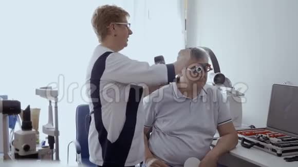 成人在眼科办公室用光学实验架检查视力视频的预览图